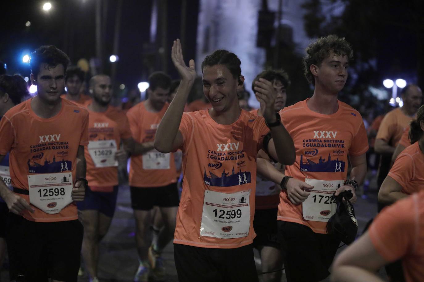Miles de corredores participan en la Carrera Nocturna de Sevilla 2023