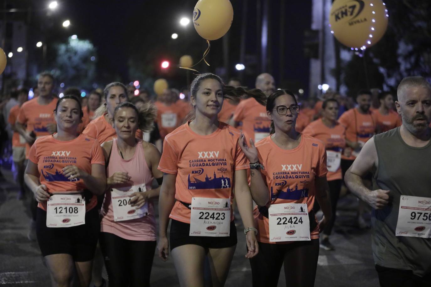 Miles de corredores participan en la Carrera Nocturna de Sevilla 2023