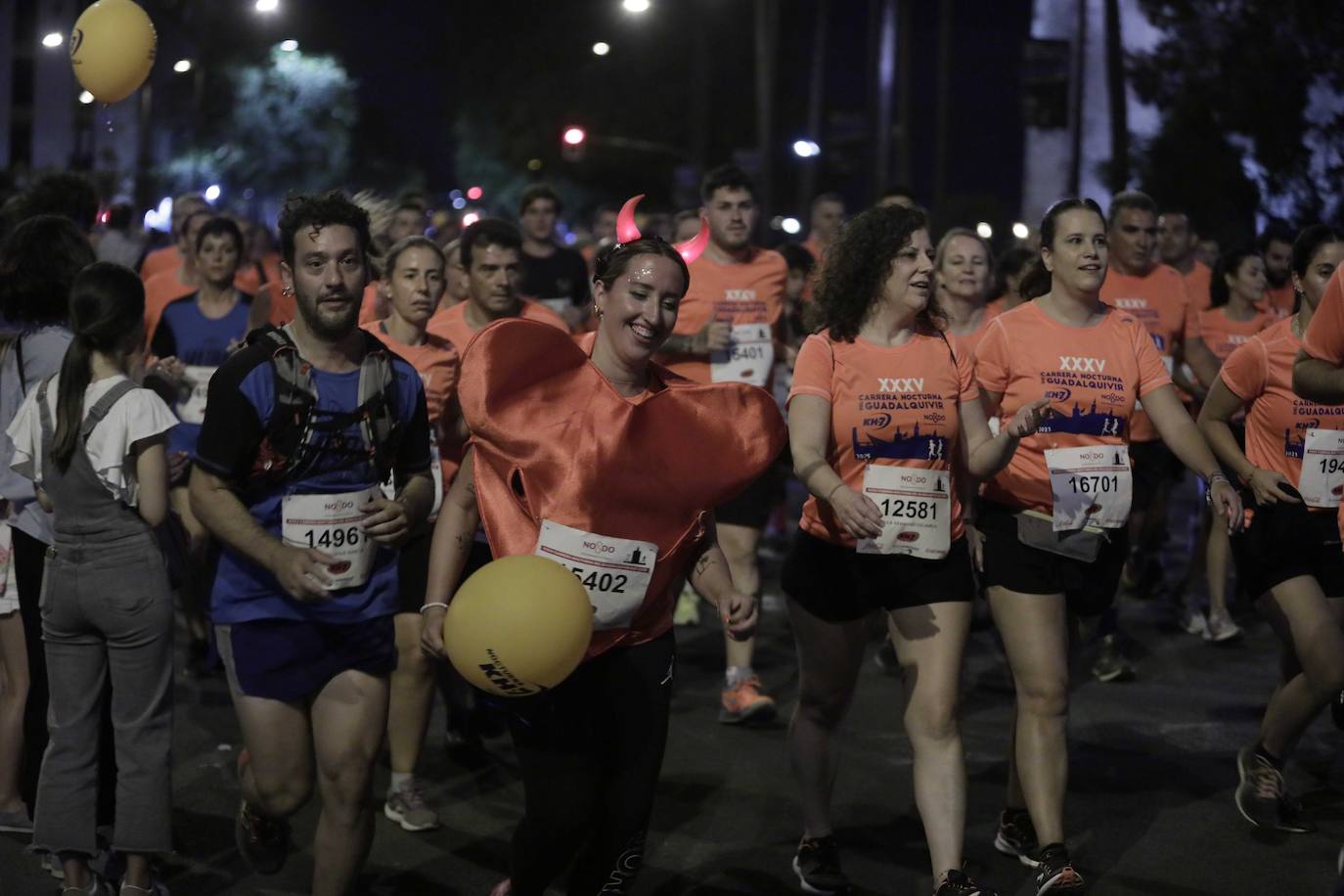Miles de corredores participan en la Carrera Nocturna de Sevilla 2023