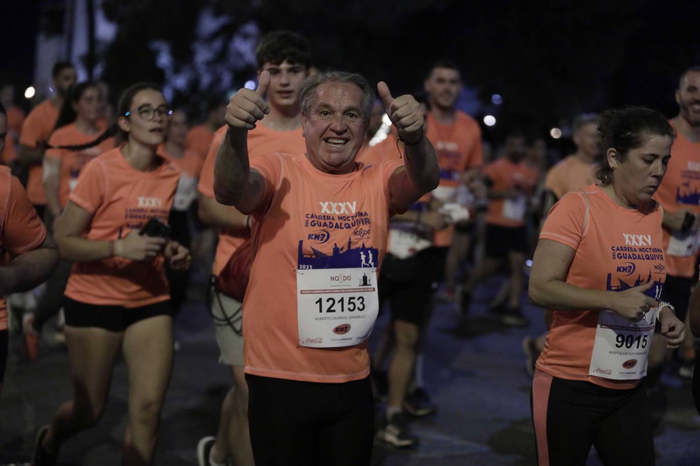 Miles de corredores participan en la Carrera Nocturna de Sevilla 2023