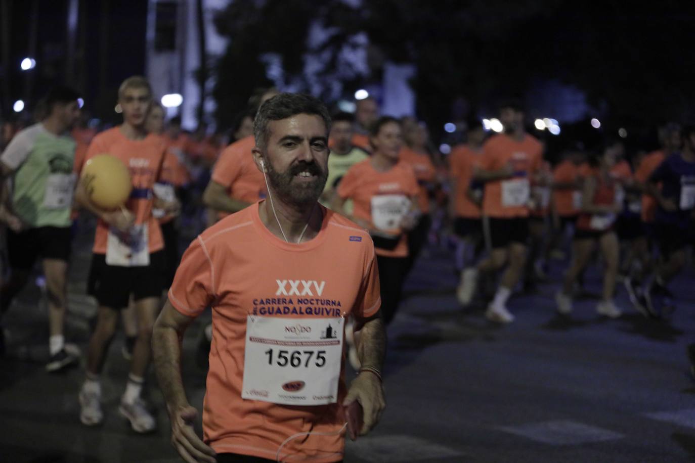 Miles de corredores participan en la Carrera Nocturna de Sevilla 2023