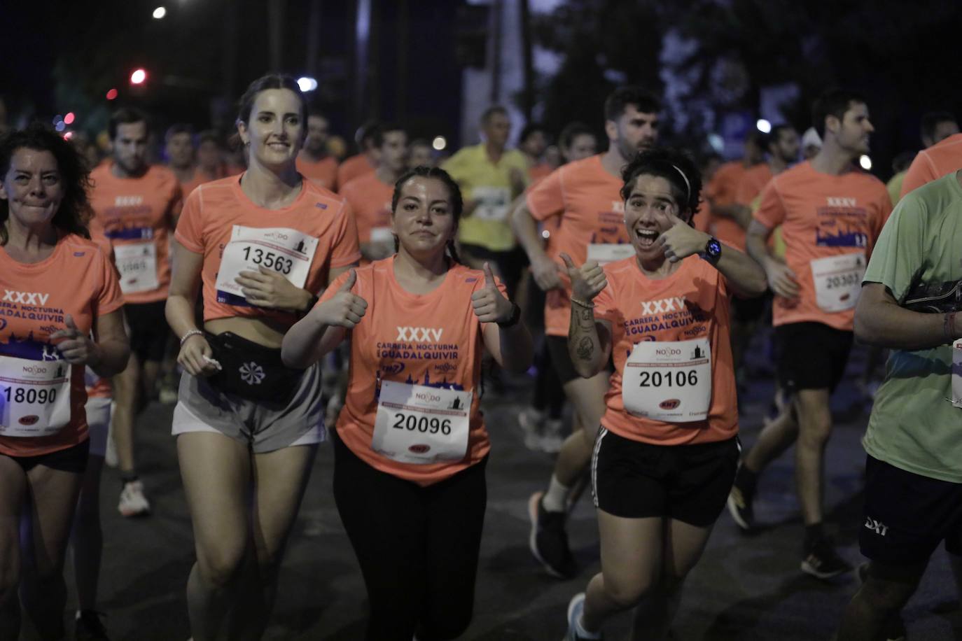 Miles de corredores participan en la Carrera Nocturna de Sevilla 2023