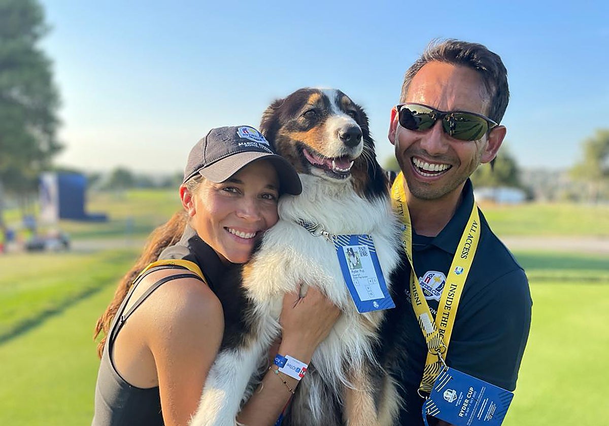 Lara Arias y Alejandro Reyes con su perrita Ryder, ayer en el campo de Marco Simone
