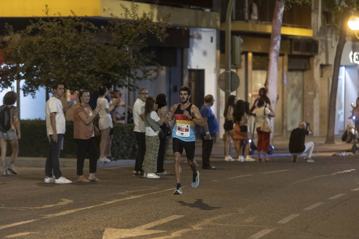 Miles de corredores participan en la Carrera Nocturna de Sevilla 2023