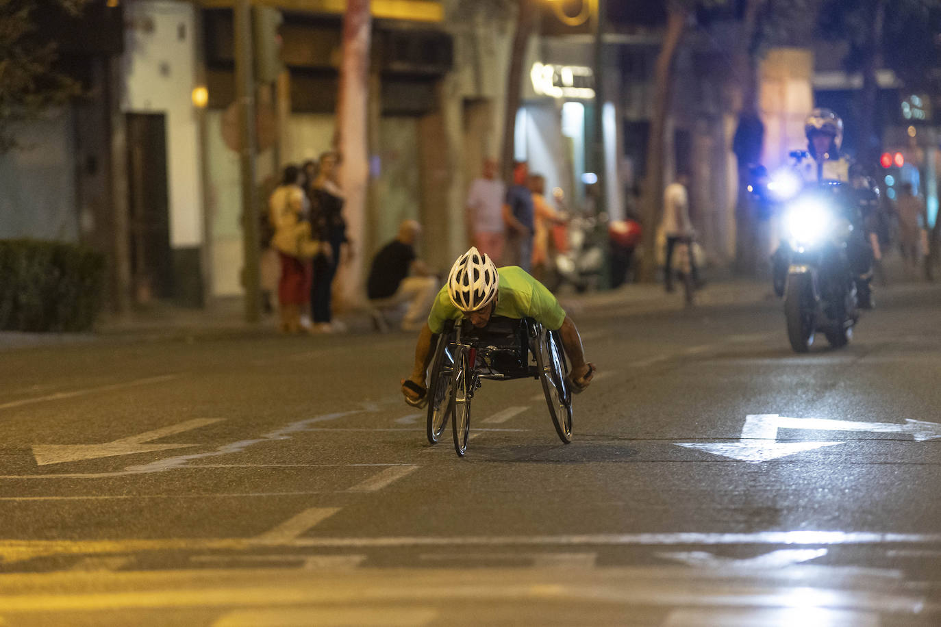 Miles de corredores participan en la Carrera Nocturna de Sevilla 2023