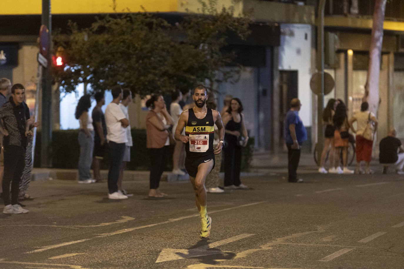 Miles de corredores participan en la Carrera Nocturna de Sevilla 2023