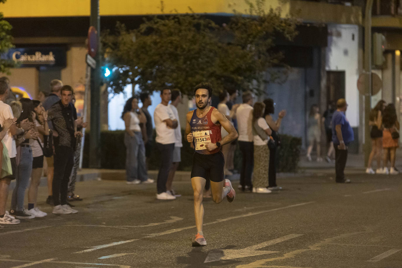 Miles de corredores participan en la Carrera Nocturna de Sevilla 2023