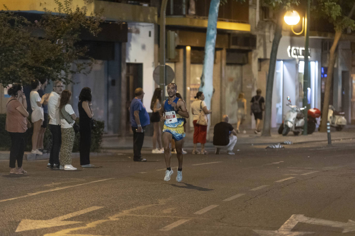 Miles de corredores participan en la Carrera Nocturna de Sevilla 2023