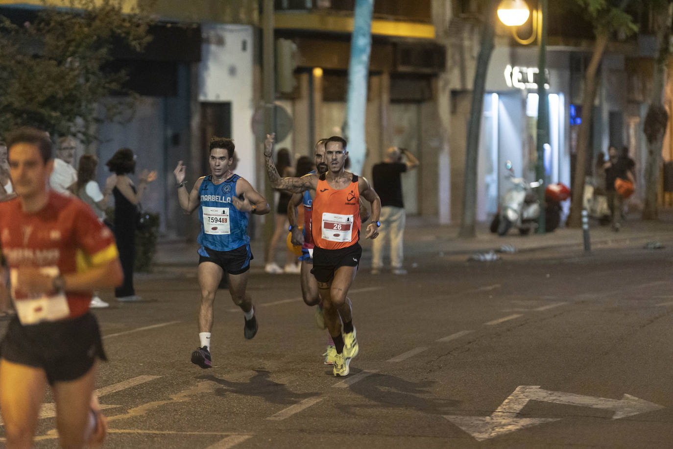 Miles de corredores participan en la Carrera Nocturna de Sevilla 2023