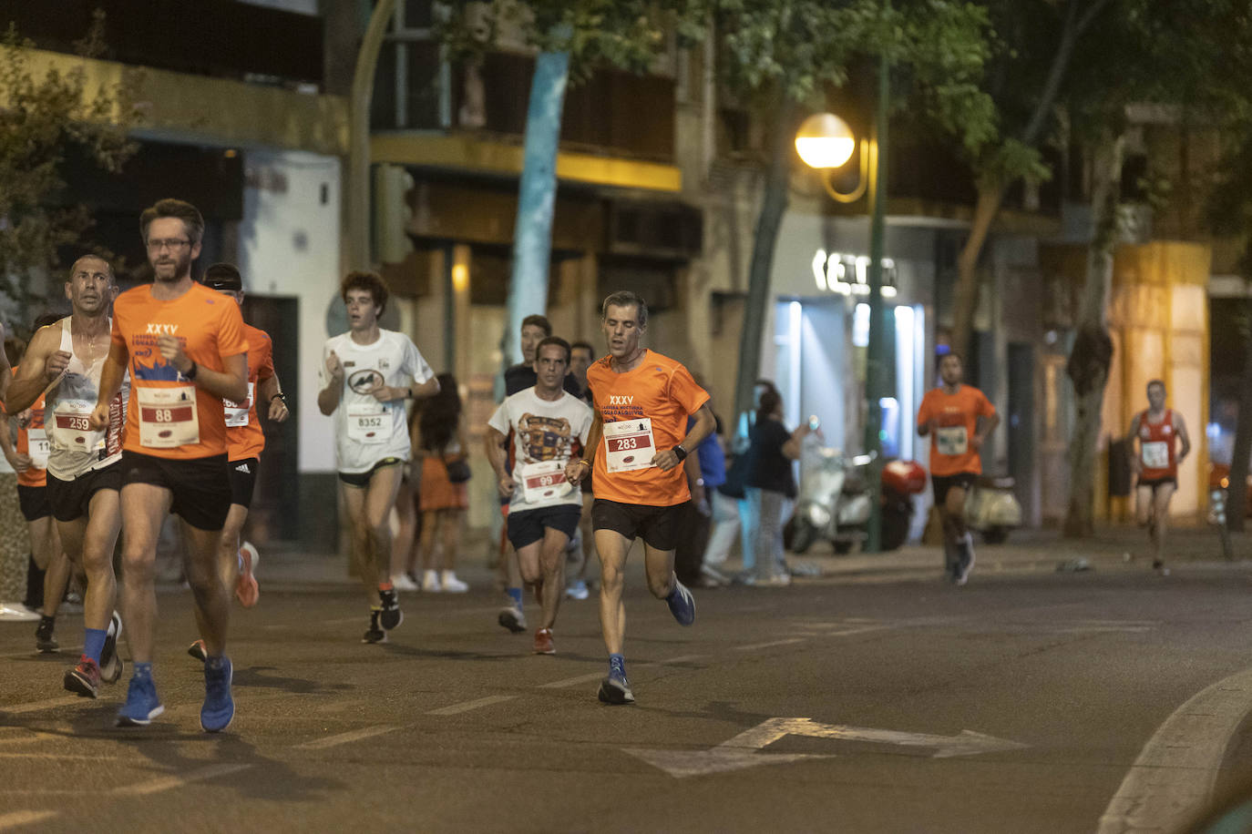 Miles de corredores participan en la Carrera Nocturna de Sevilla 2023