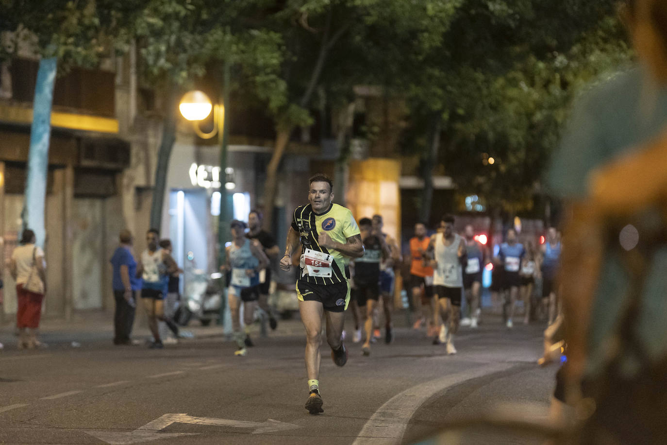 Miles de corredores participan en la Carrera Nocturna de Sevilla 2023