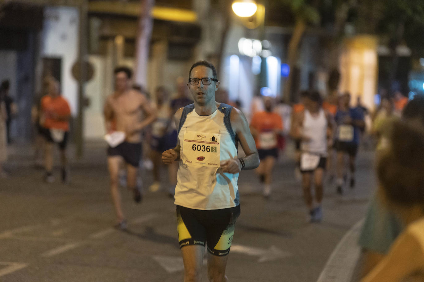 Miles de corredores participan en la Carrera Nocturna de Sevilla 2023