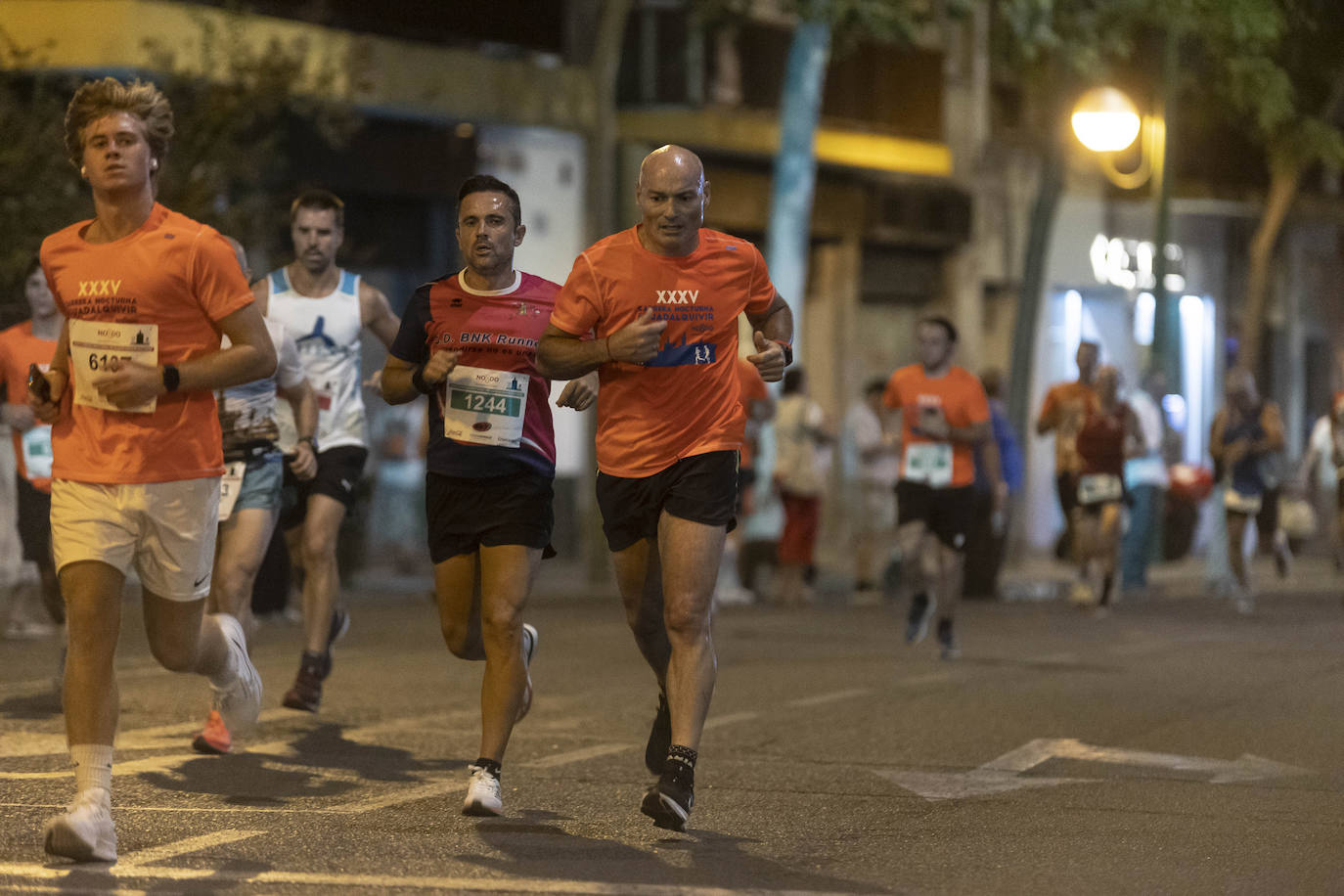 Miles de corredores participan en la Carrera Nocturna de Sevilla 2023