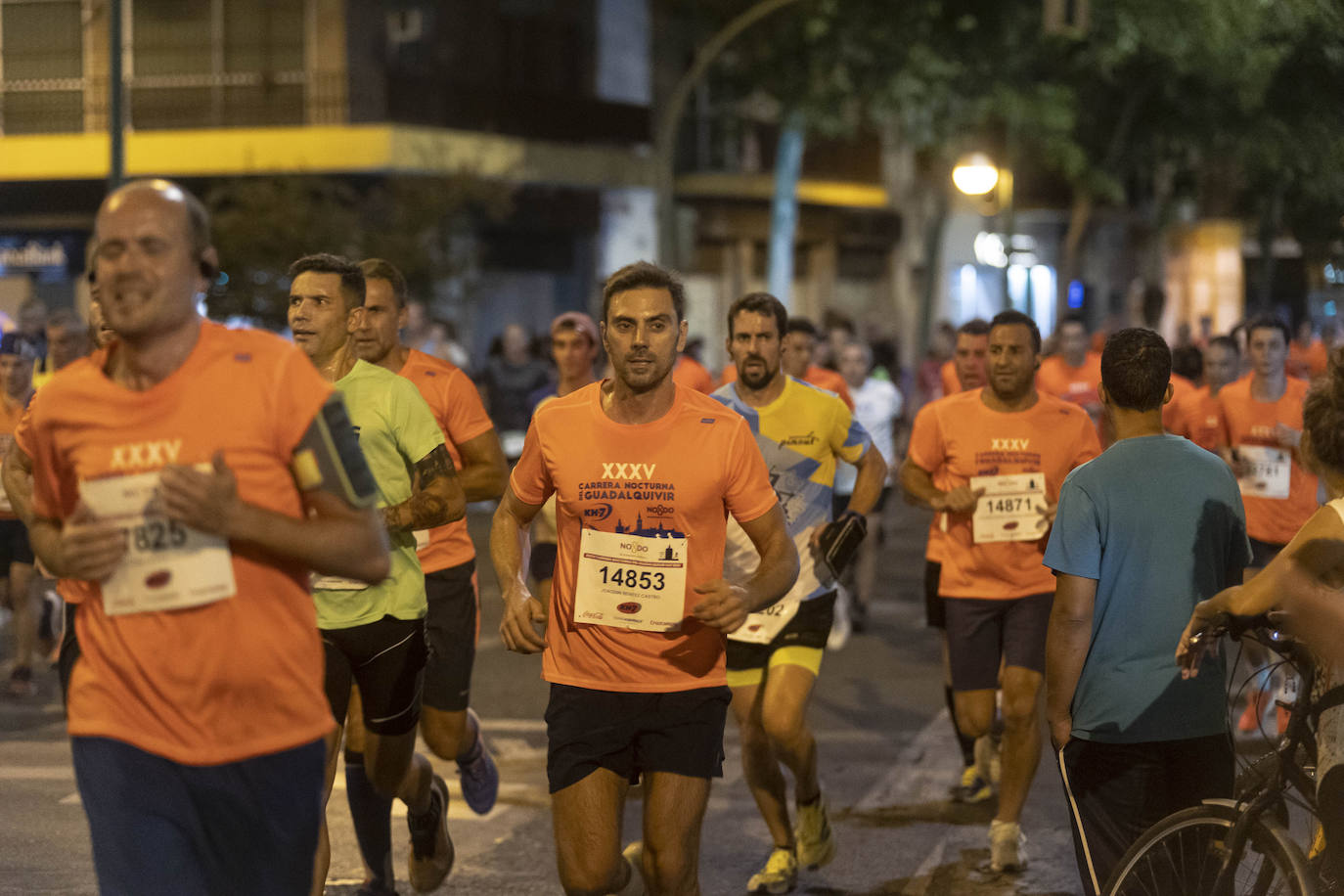 Miles de corredores participan en la Carrera Nocturna de Sevilla 2023