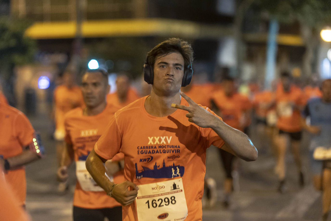 Miles de corredores participan en la Carrera Nocturna de Sevilla 2023