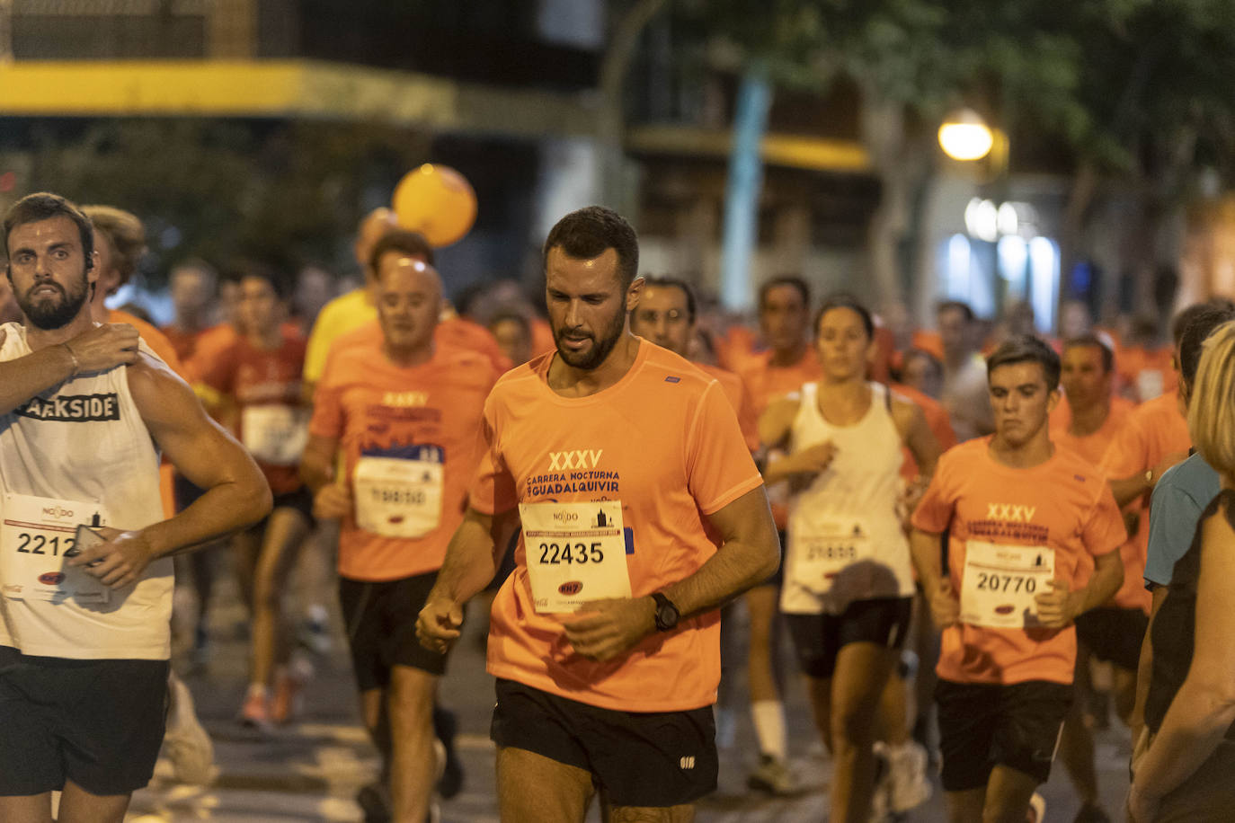 Miles de corredores participan en la Carrera Nocturna de Sevilla 2023