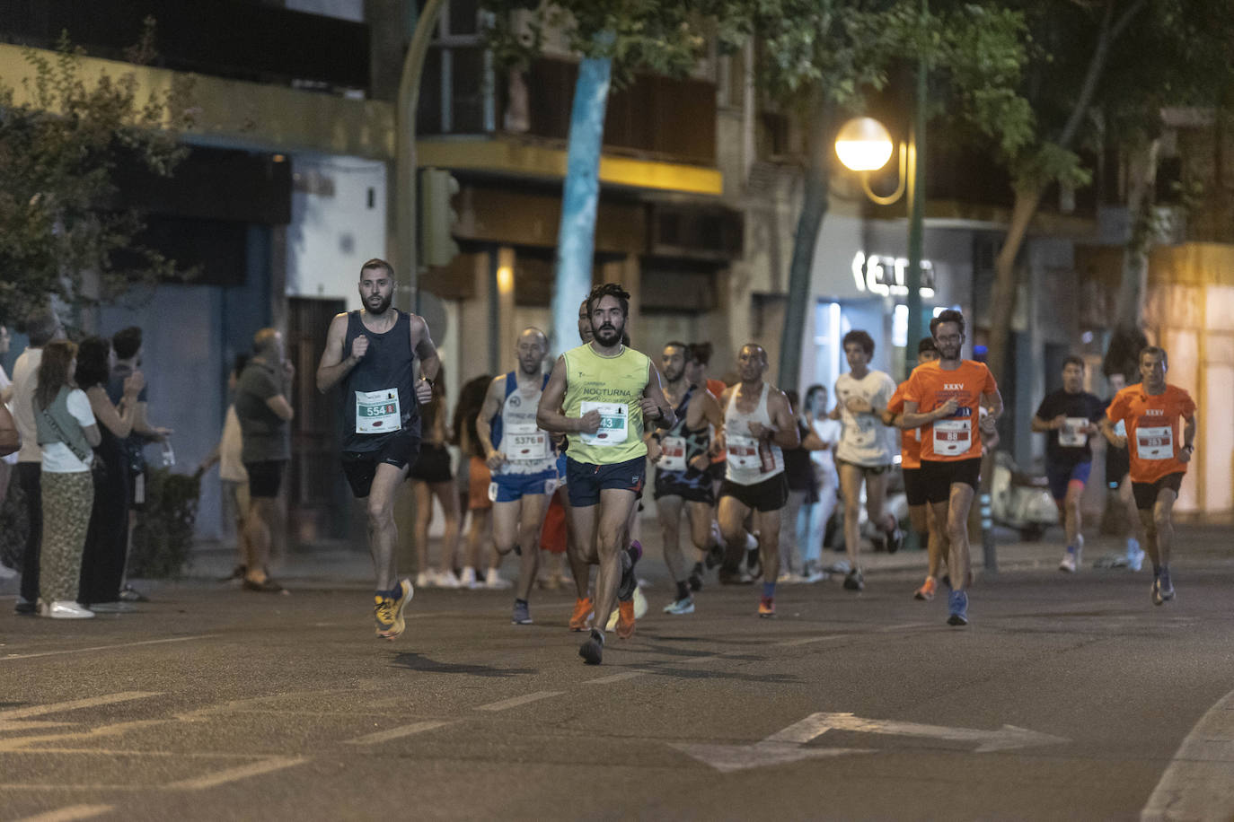 Miles de corredores participan en la Carrera Nocturna de Sevilla 2023
