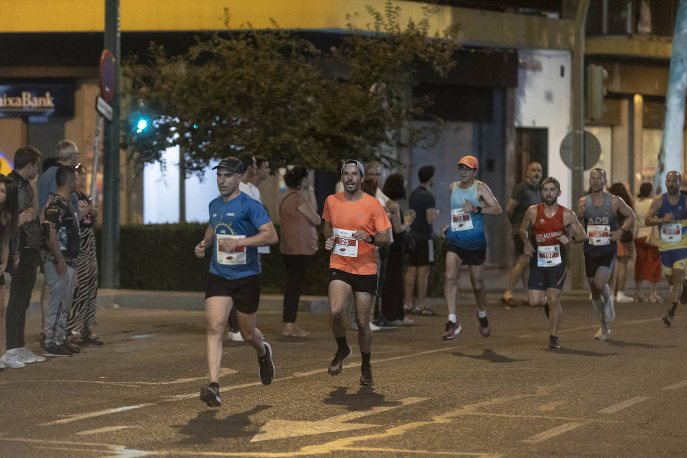 Miles de corredores participan en la Carrera Nocturna de Sevilla 2023