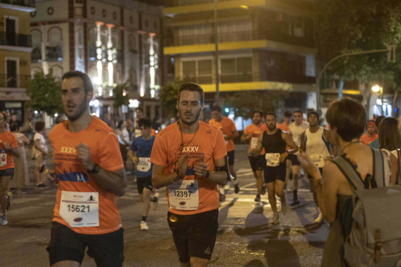 Miles de corredores participan en la Carrera Nocturna de Sevilla 2023