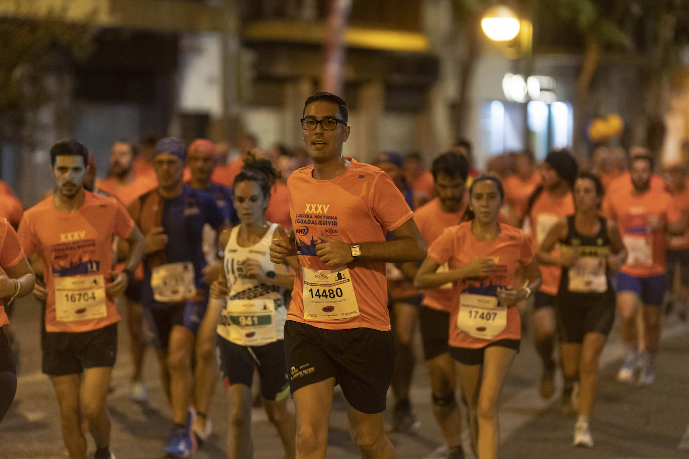Miles de corredores participan en la Carrera Nocturna de Sevilla 2023