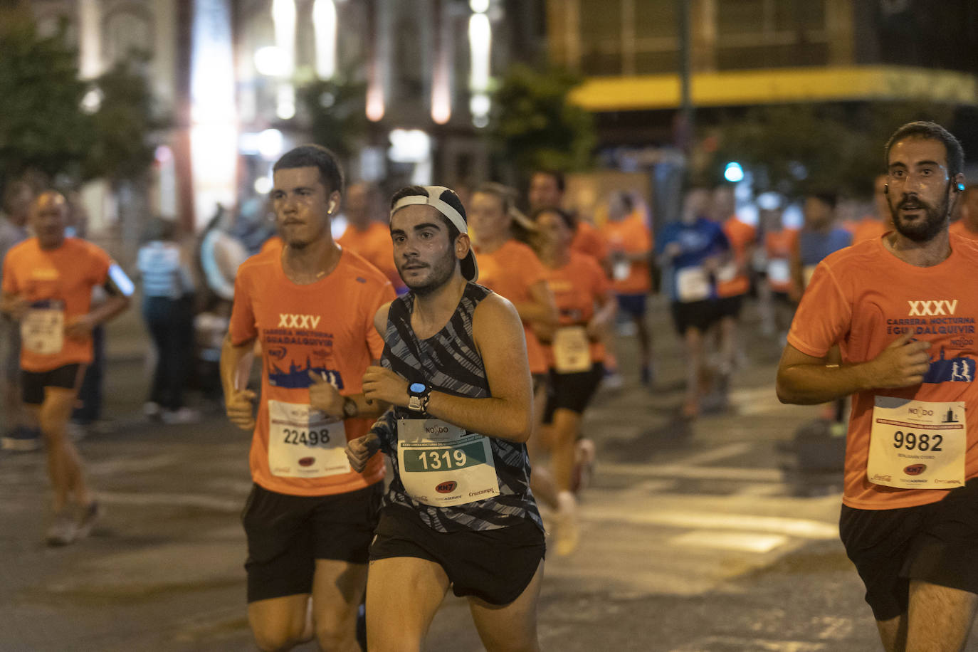 Miles de corredores participan en la Carrera Nocturna de Sevilla 2023