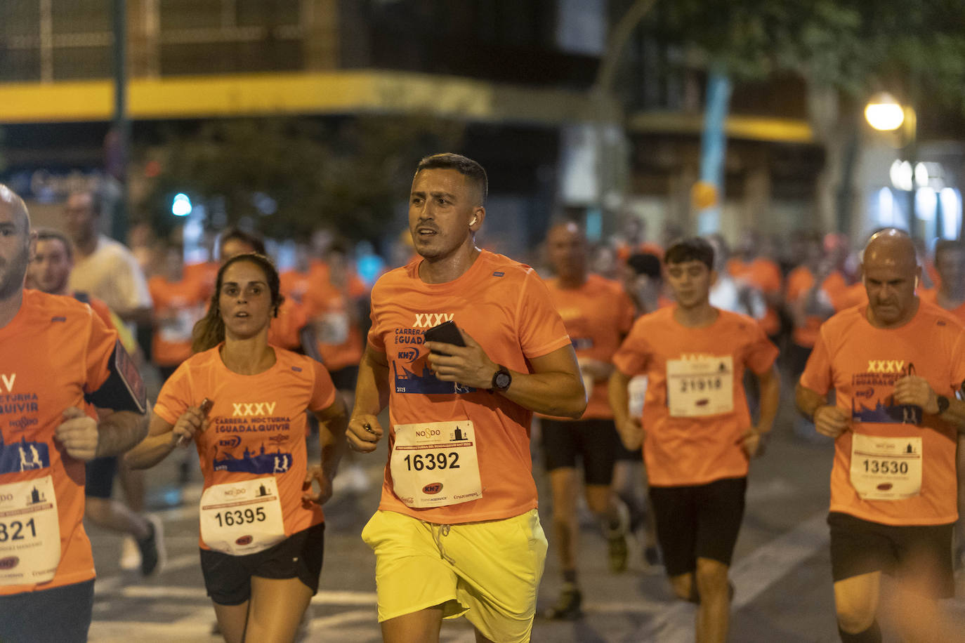 Miles de corredores participan en la Carrera Nocturna de Sevilla 2023