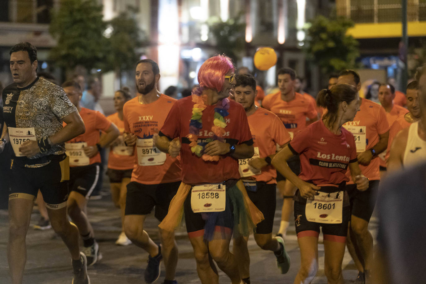 Miles de corredores participan en la Carrera Nocturna de Sevilla 2023
