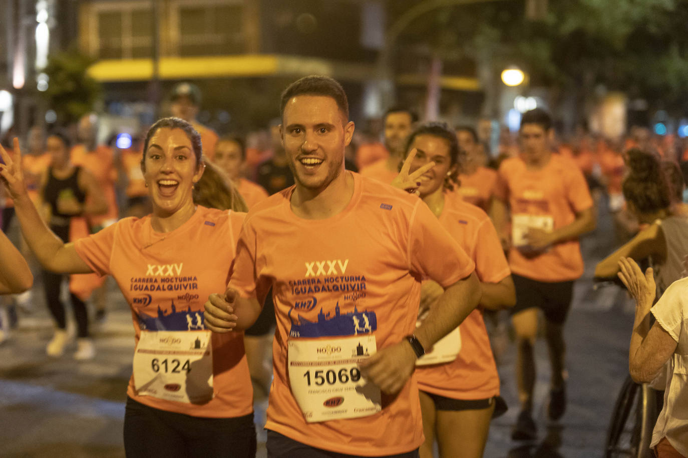 Miles de corredores participan en la Carrera Nocturna de Sevilla 2023