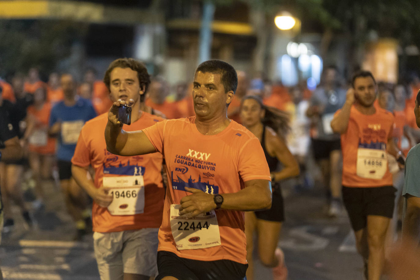 Miles de corredores participan en la Carrera Nocturna de Sevilla 2023