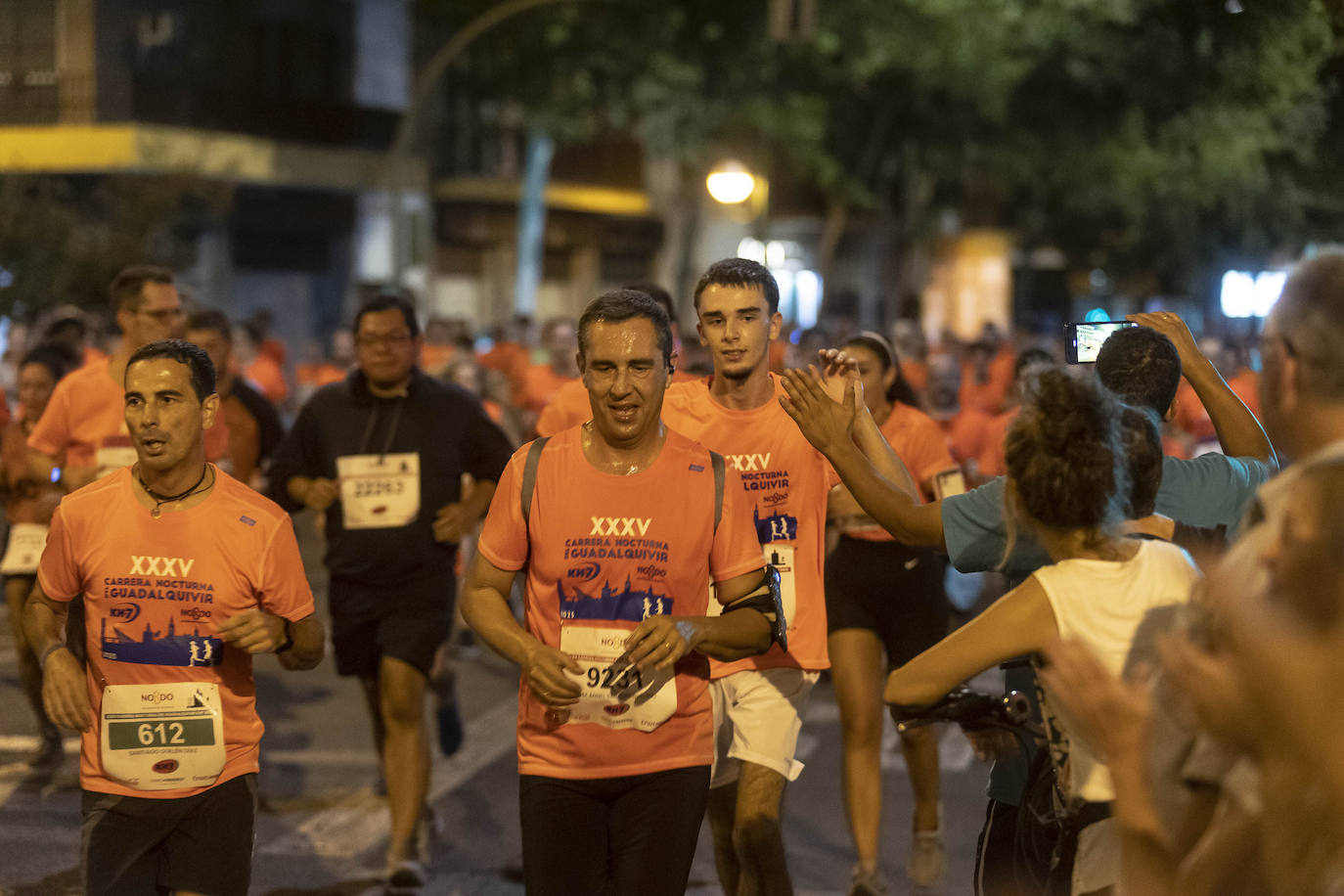 Miles de corredores participan en la Carrera Nocturna de Sevilla 2023