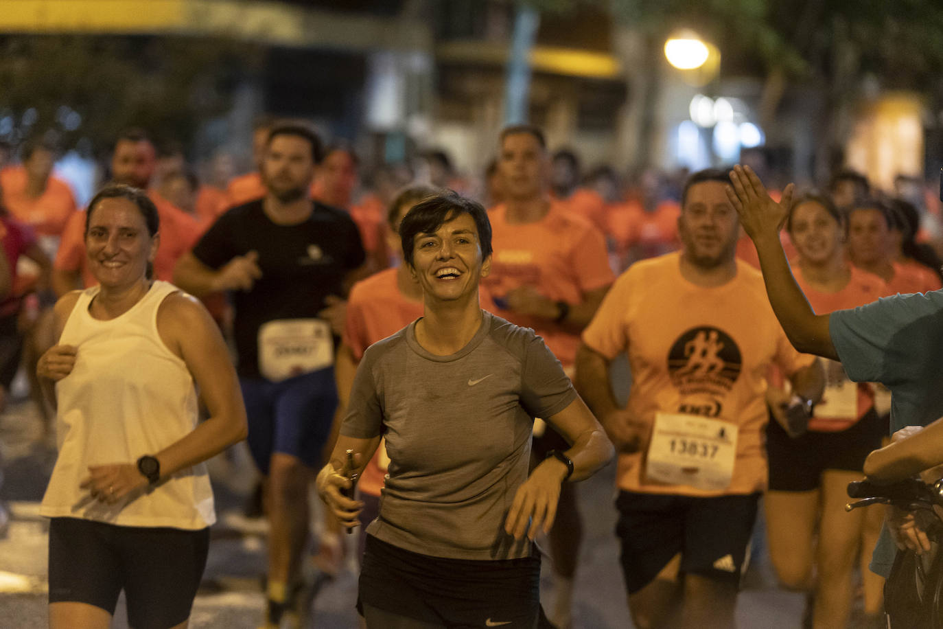 Miles de corredores participan en la Carrera Nocturna de Sevilla 2023