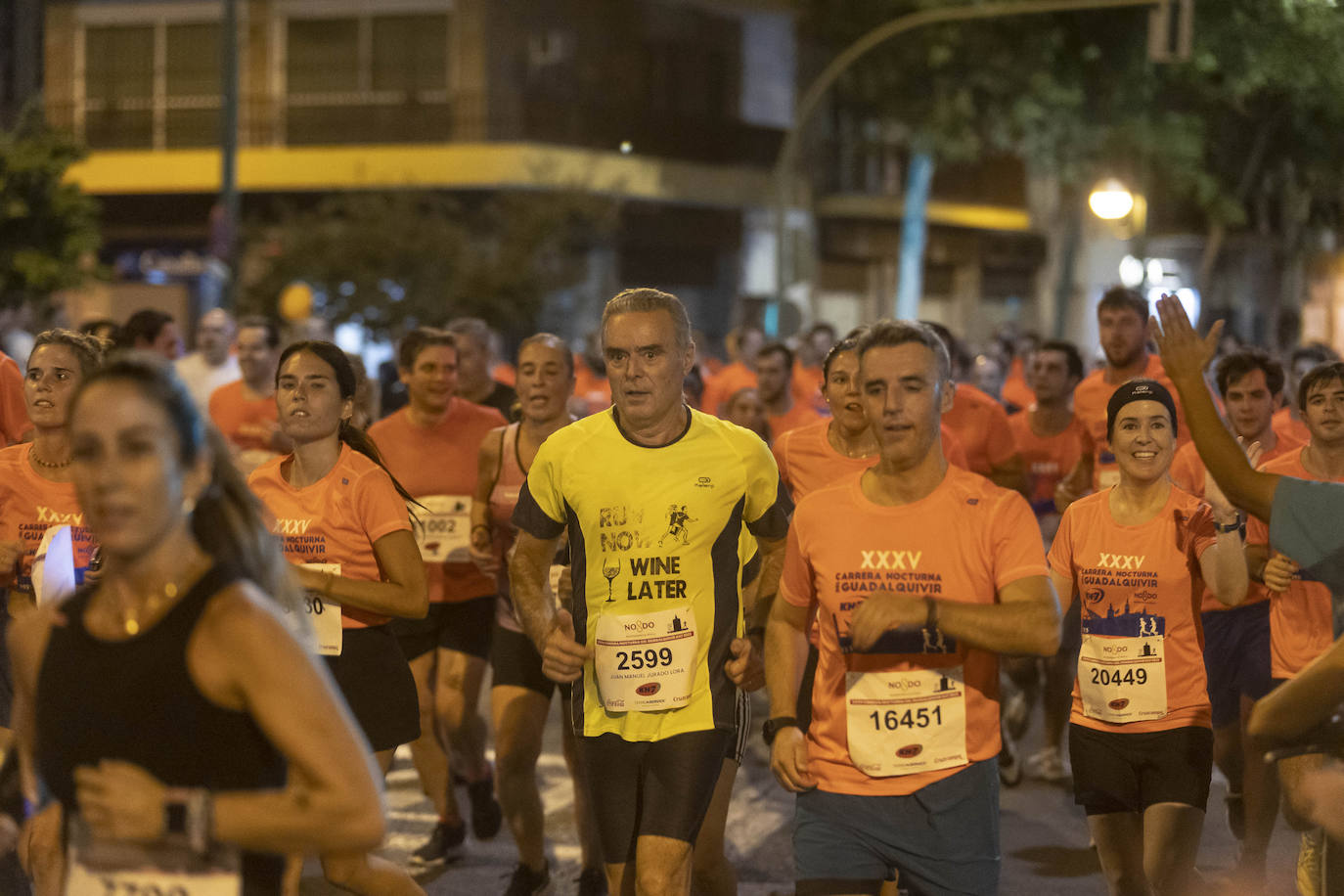 Miles de corredores participan en la Carrera Nocturna de Sevilla 2023
