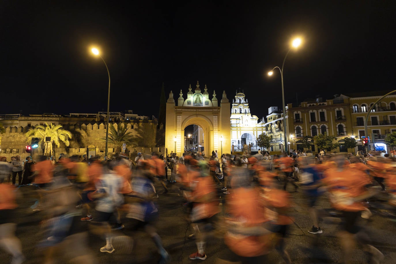 Miles de corredores participan en la Carrera Nocturna de Sevilla 2023