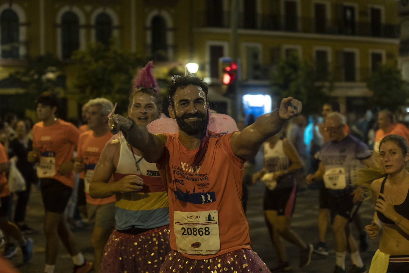 Miles de corredores participan en la Carrera Nocturna de Sevilla 2023