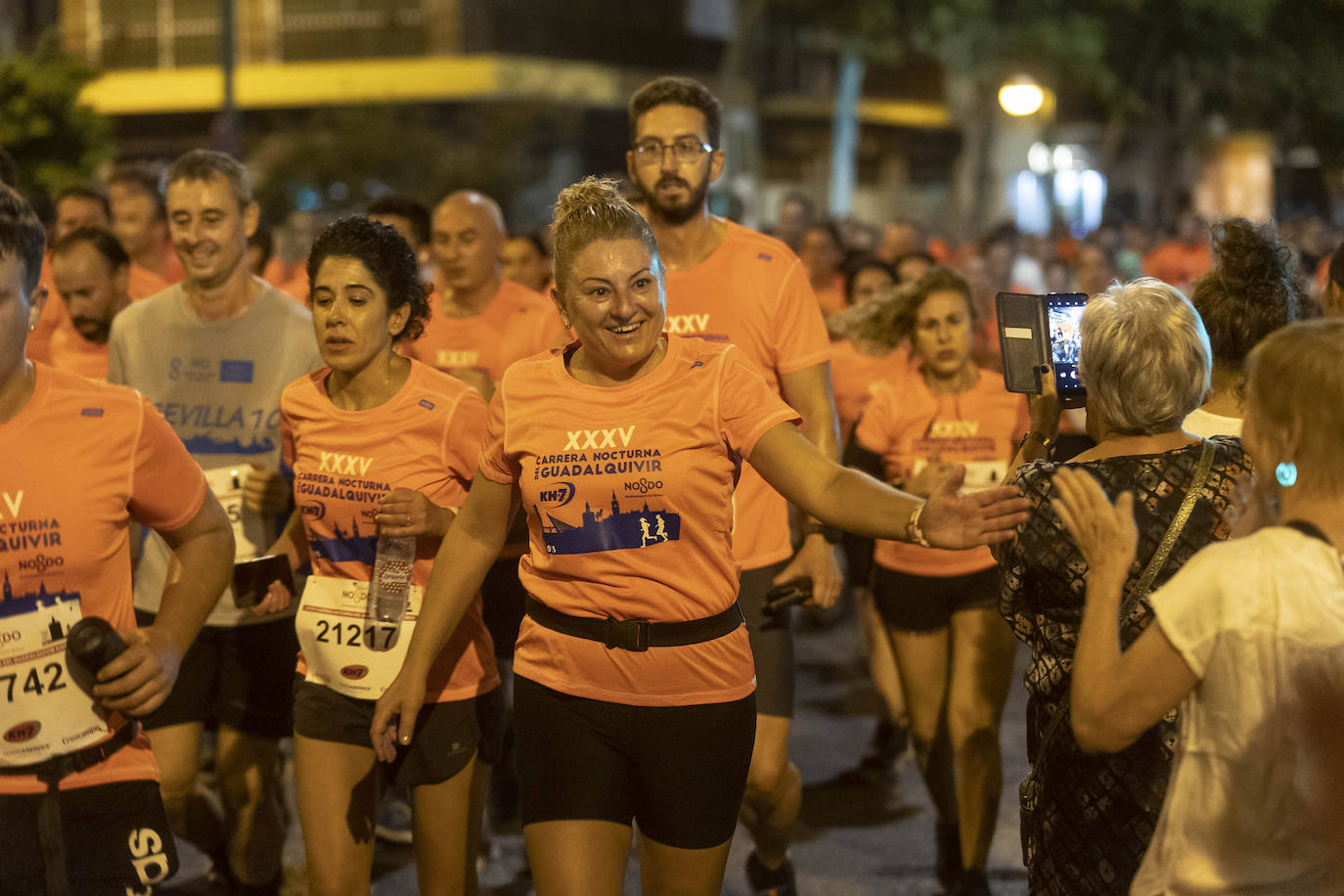 Miles de corredores participan en la Carrera Nocturna de Sevilla 2023