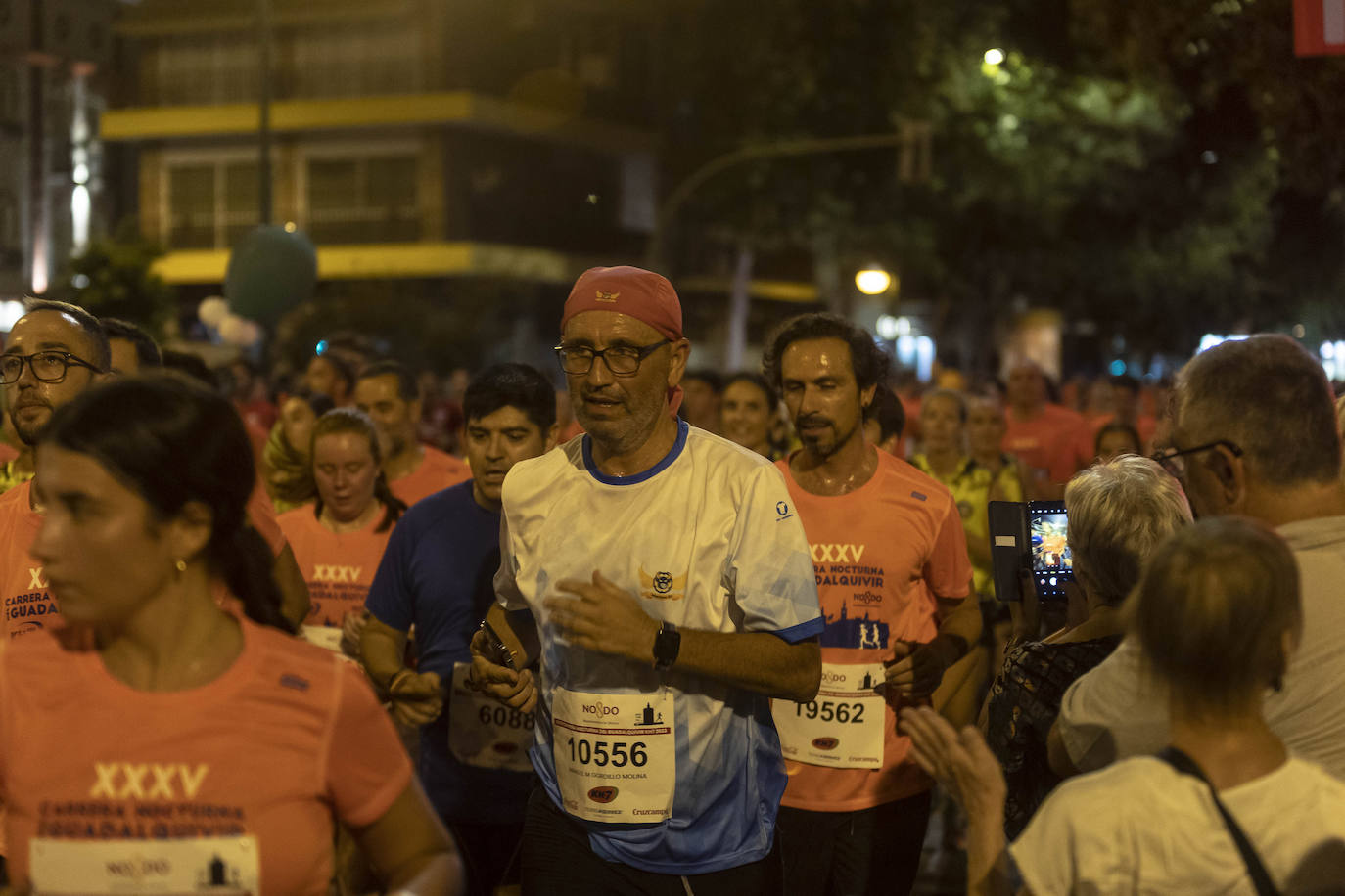 Miles de corredores participan en la Carrera Nocturna de Sevilla 2023