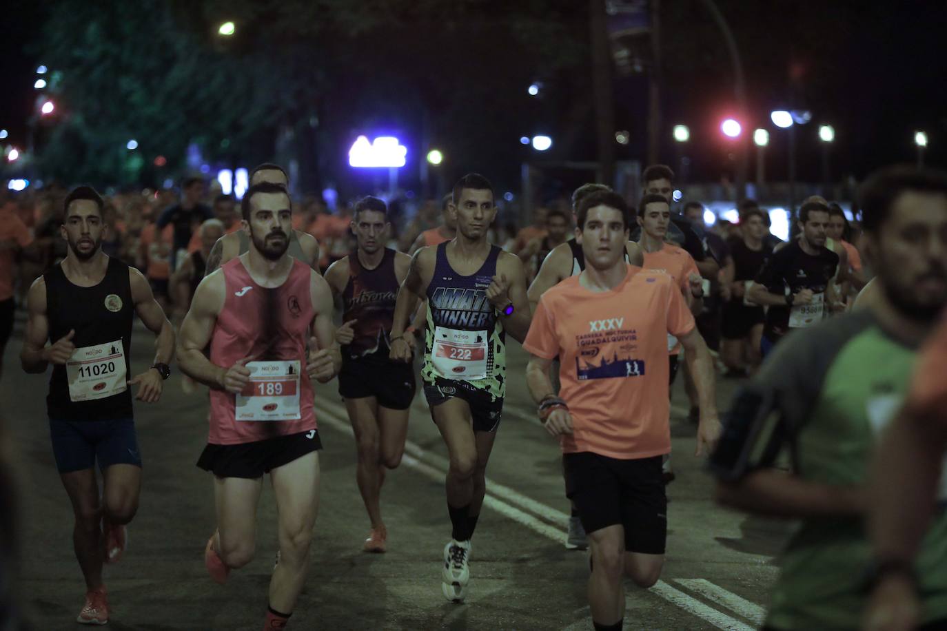 Miles de corredores participan en la Carrera Nocturna de Sevilla 2023