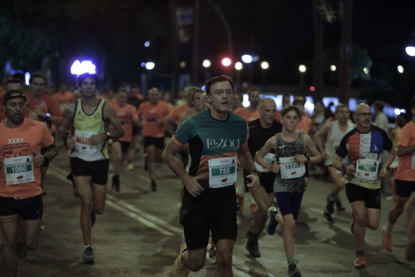 Miles de corredores participan en la Carrera Nocturna de Sevilla 2023