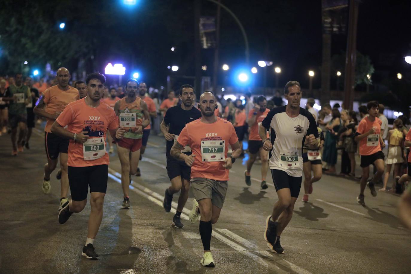 Miles de corredores participan en la Carrera Nocturna de Sevilla 2023