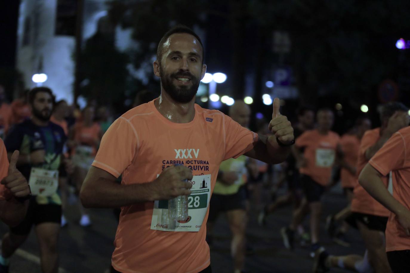 Miles de corredores participan en la Carrera Nocturna de Sevilla 2023