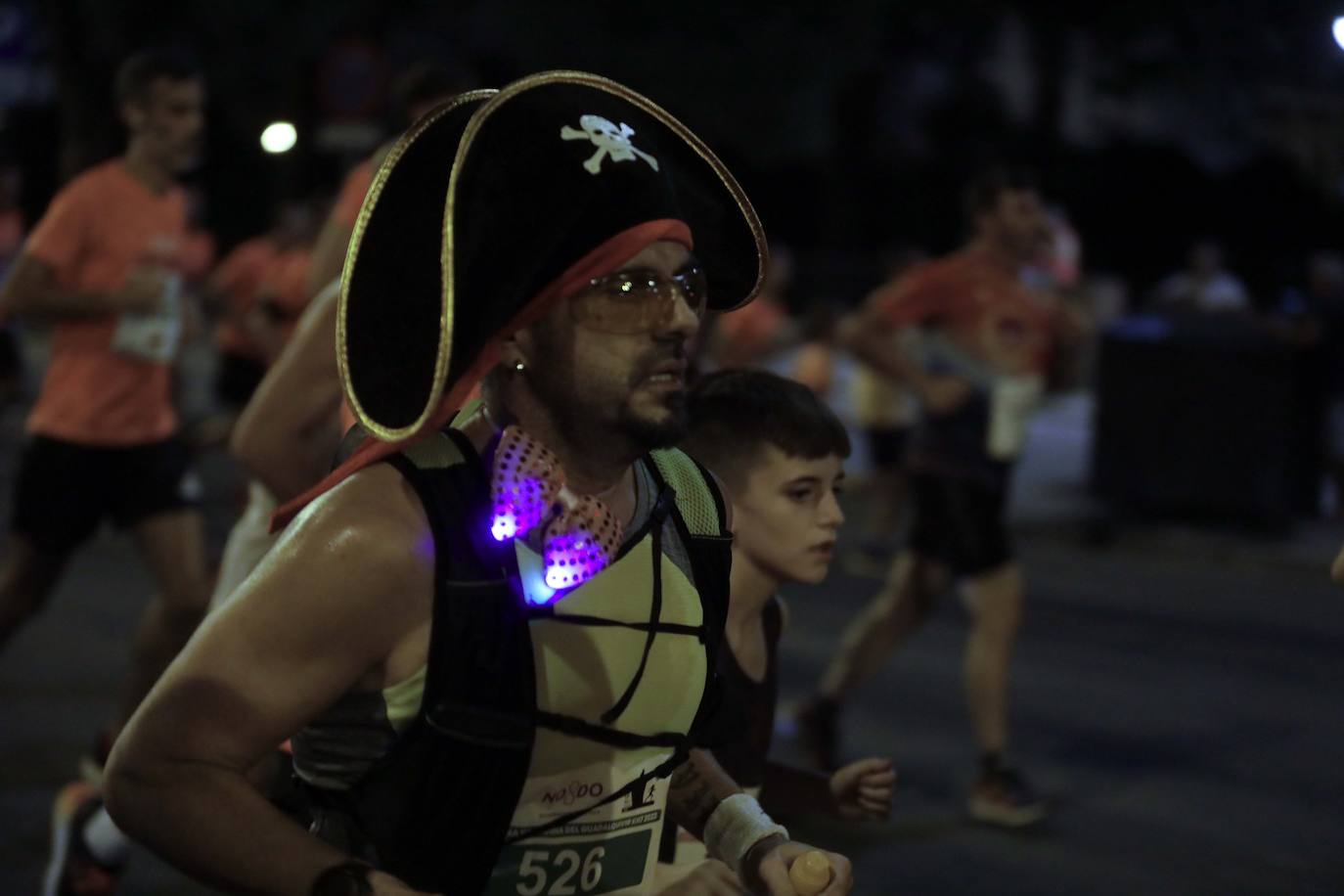 Miles de corredores participan en la Carrera Nocturna de Sevilla 2023