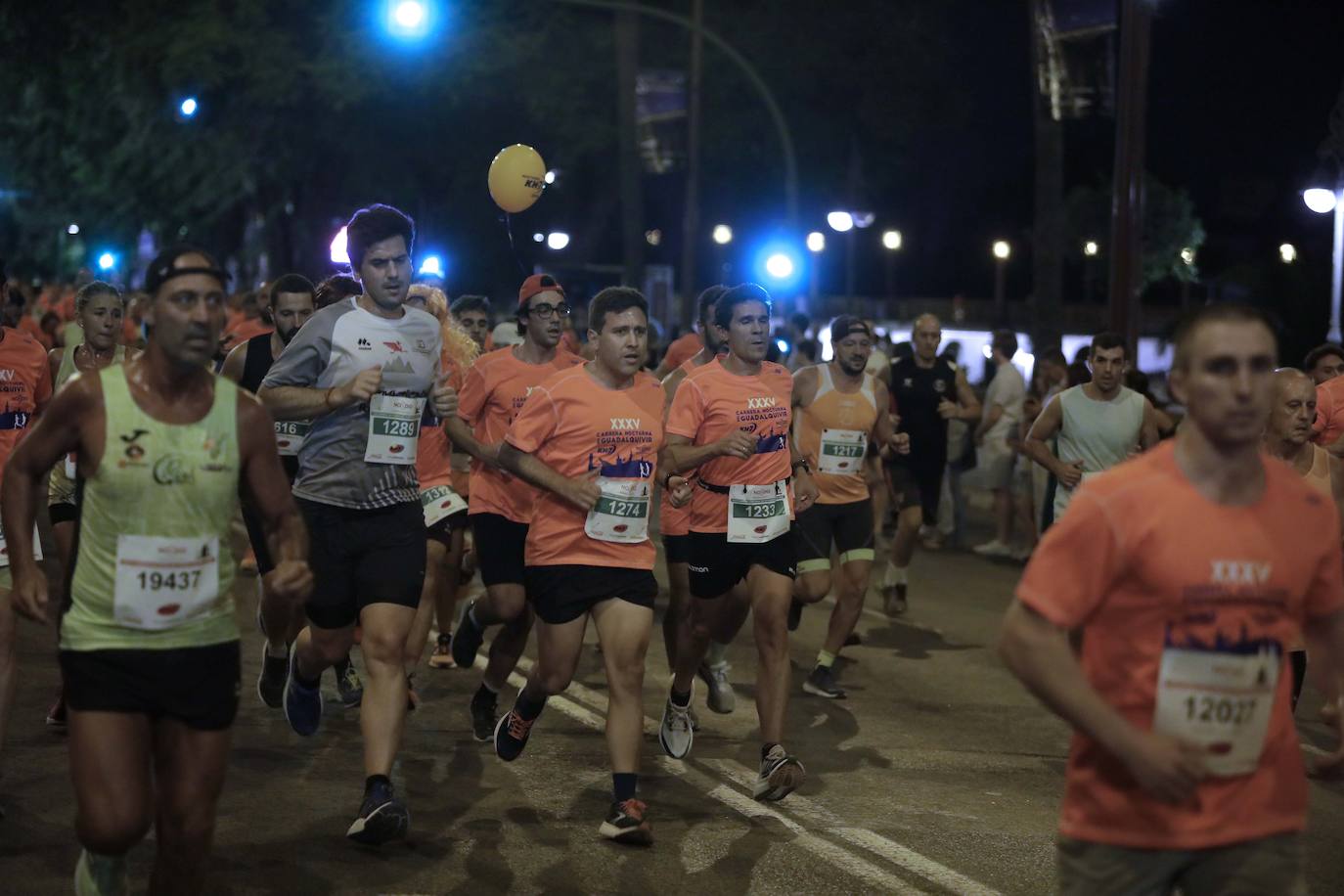Miles de corredores participan en la Carrera Nocturna de Sevilla 2023