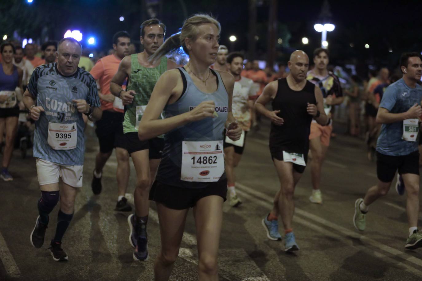 Miles de corredores participan en la Carrera Nocturna de Sevilla 2023