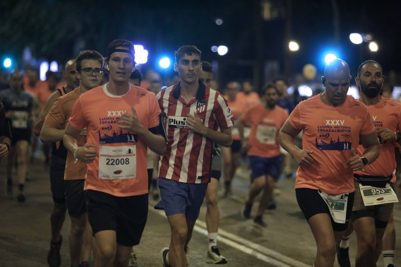 Miles de corredores participan en la Carrera Nocturna de Sevilla 2023