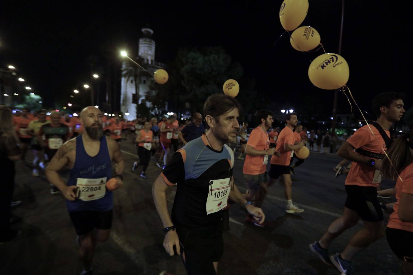 Miles de corredores participan en la Carrera Nocturna de Sevilla 2023