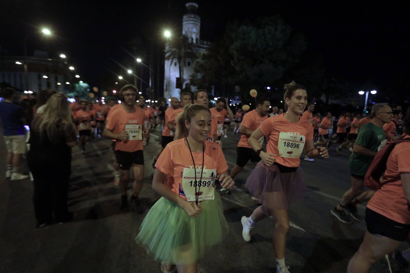 Miles de corredores participan en la Carrera Nocturna de Sevilla 2023