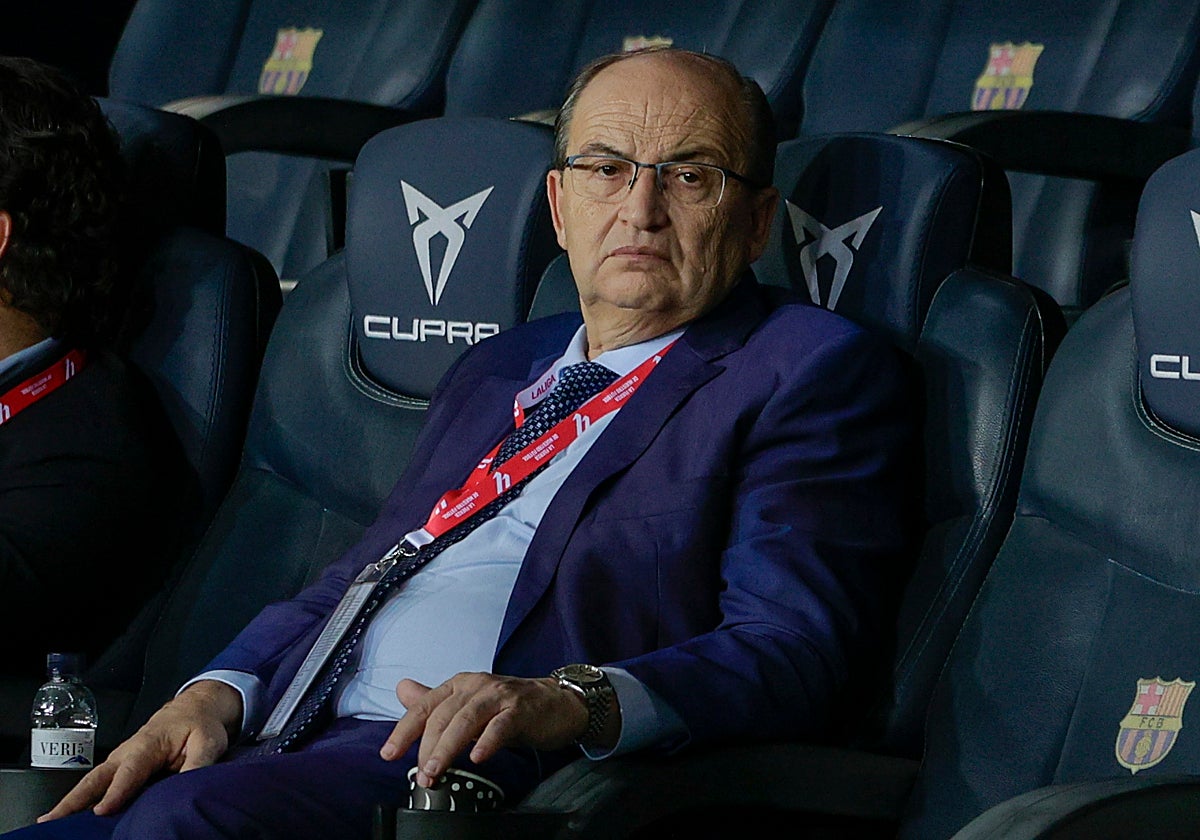 Castro, presidente del Sevilla, este viernes en el banquillo de Montuic