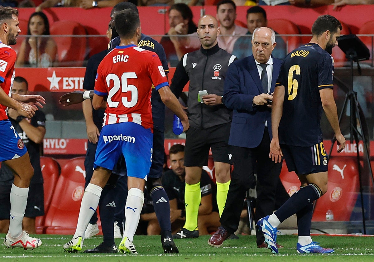 Nacho abandona el césped tras ser expulsado