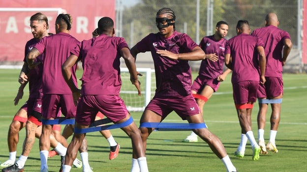 Badé, junto a varios compañeros, en un entrenamiento del Sevilla FC