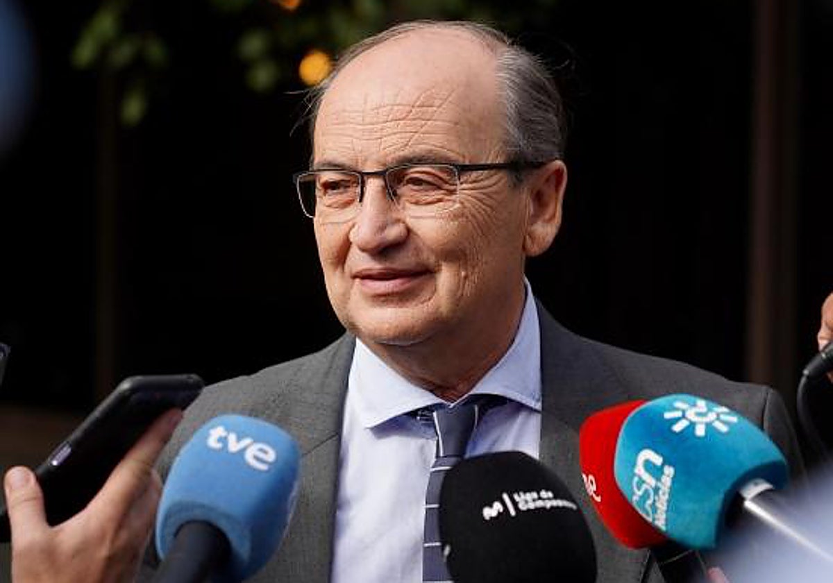 Castro, rodeado de medios de comunicación tras su bajada del avión con el que el Sevilla ha aterrizado en Eindhoven